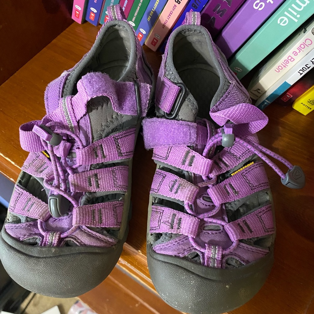 Kids Keen water shoes Size 2. Purple. EUC!